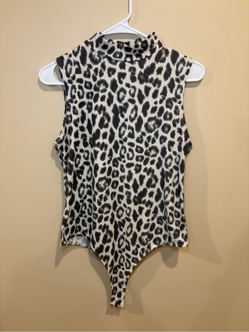 Willow & Root Sleeveless Mock Neck Leopard Print Bodysuit in Black & White. Lg.